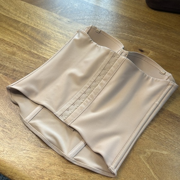 SKIMS strapless corset top shapewear built in bra XS - Picture 1 of 4